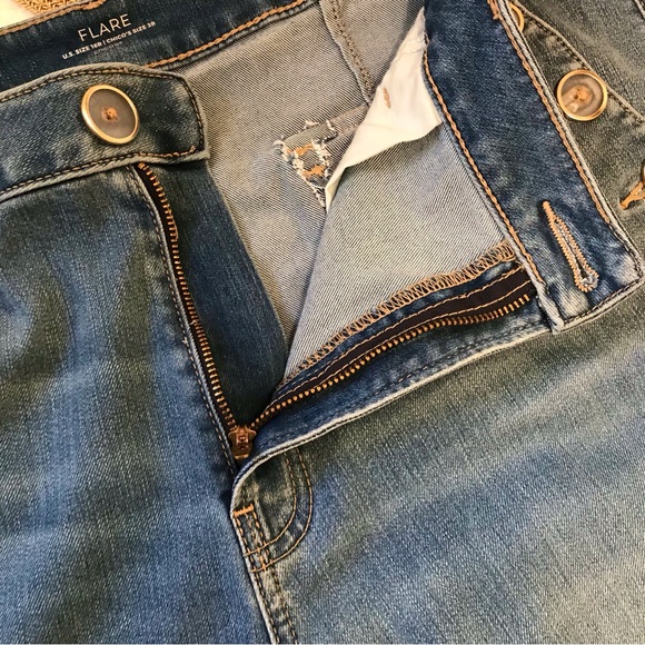 NWT Chico’s Button Flare Jean - Picture 9 of 16